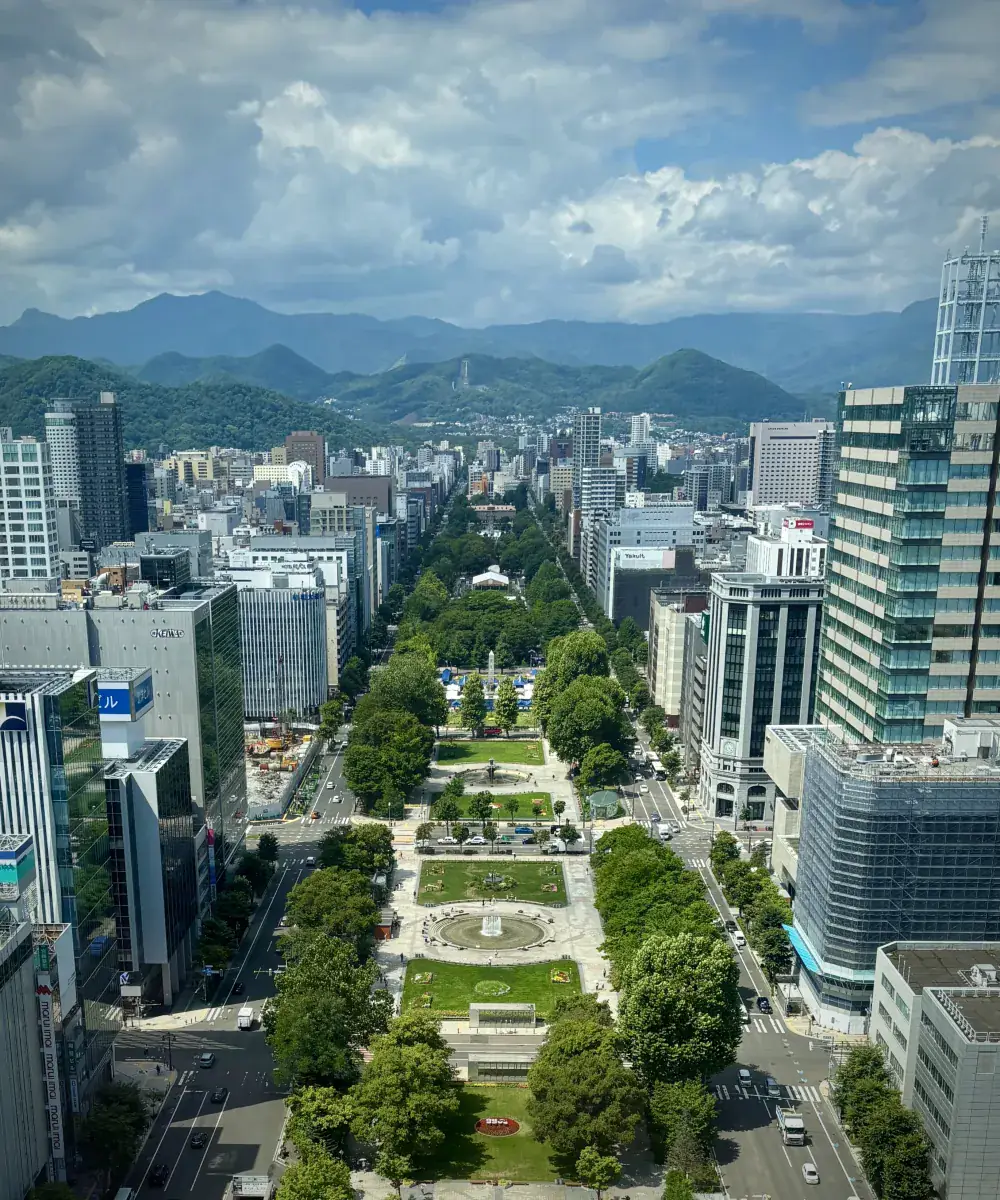 高層から望む札幌・大通公園 — 国際的な人材が活躍する近代ビジネス街を貫く緑の軸