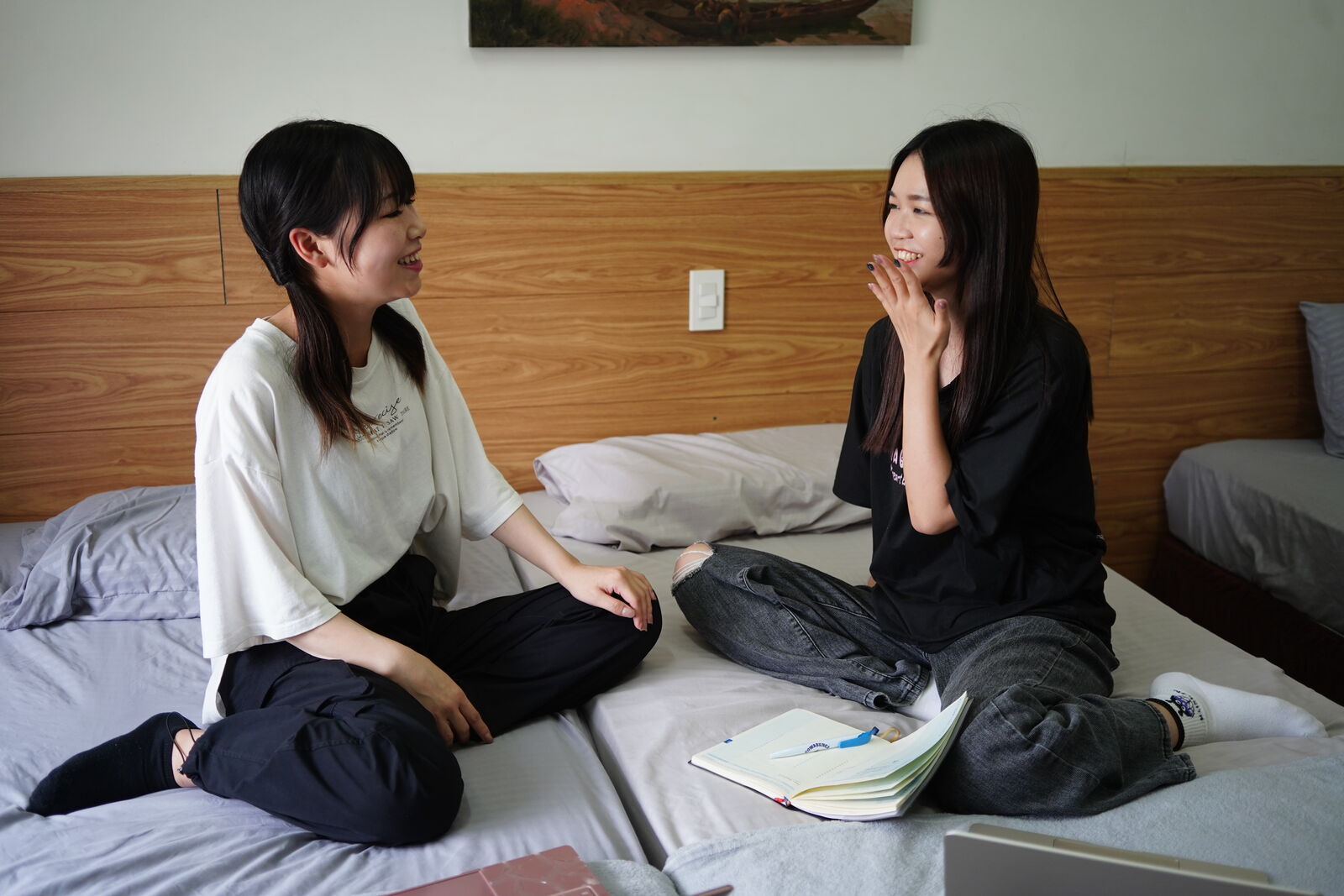 在学生宿舍轻松聊天的留学生们