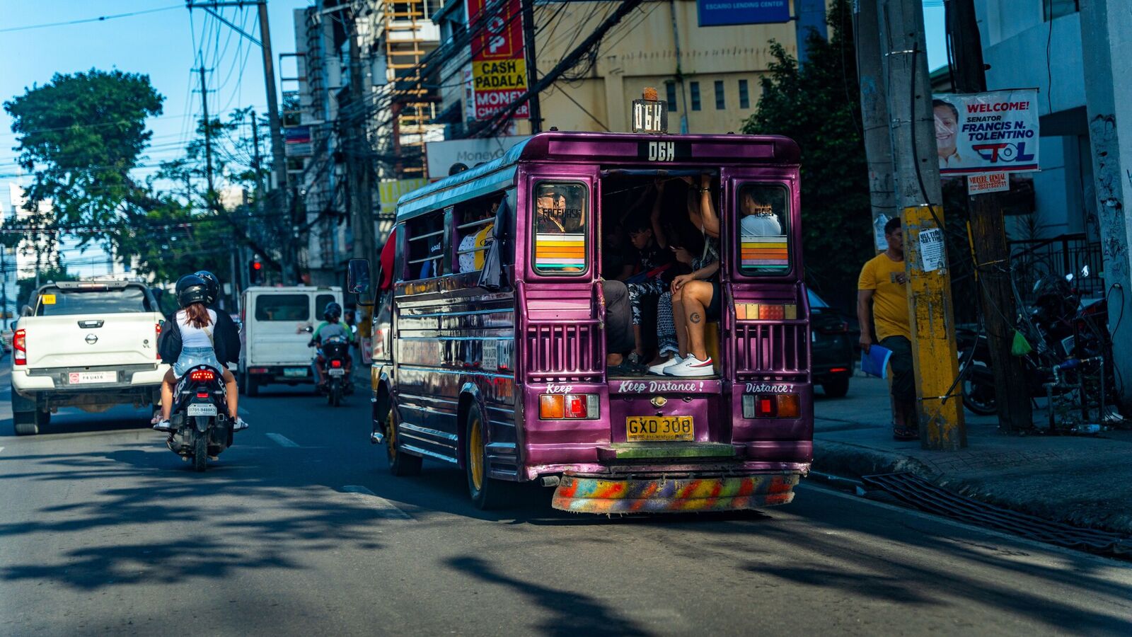 交通繁忙的宿务市区街景