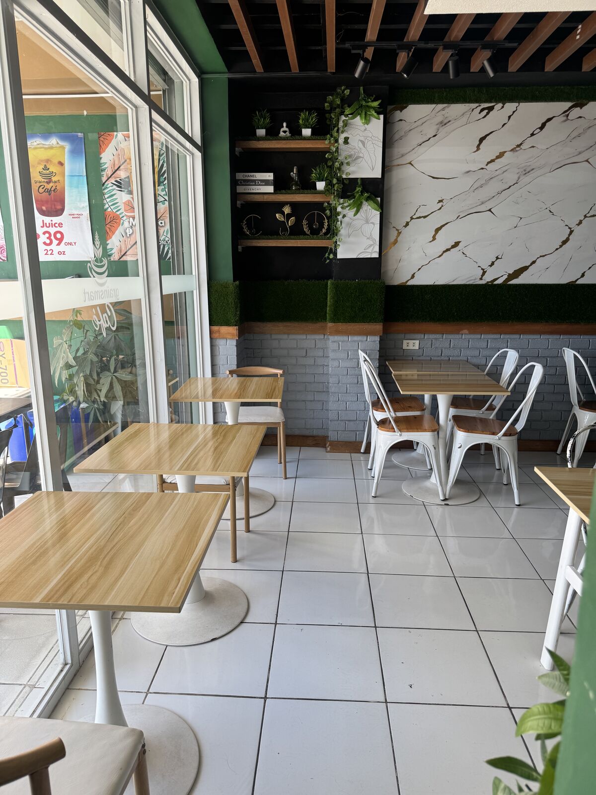 おしゃれなカフェの店内