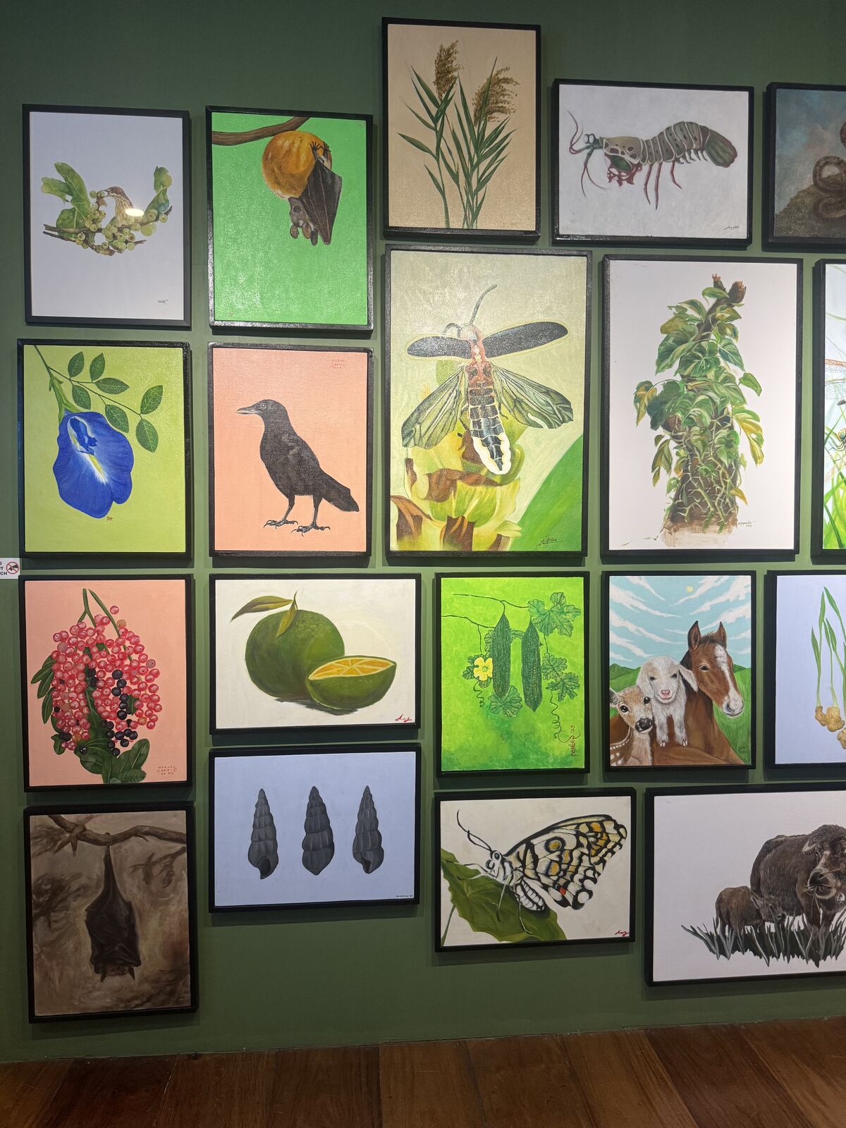 地元アーティストによる作品展示室