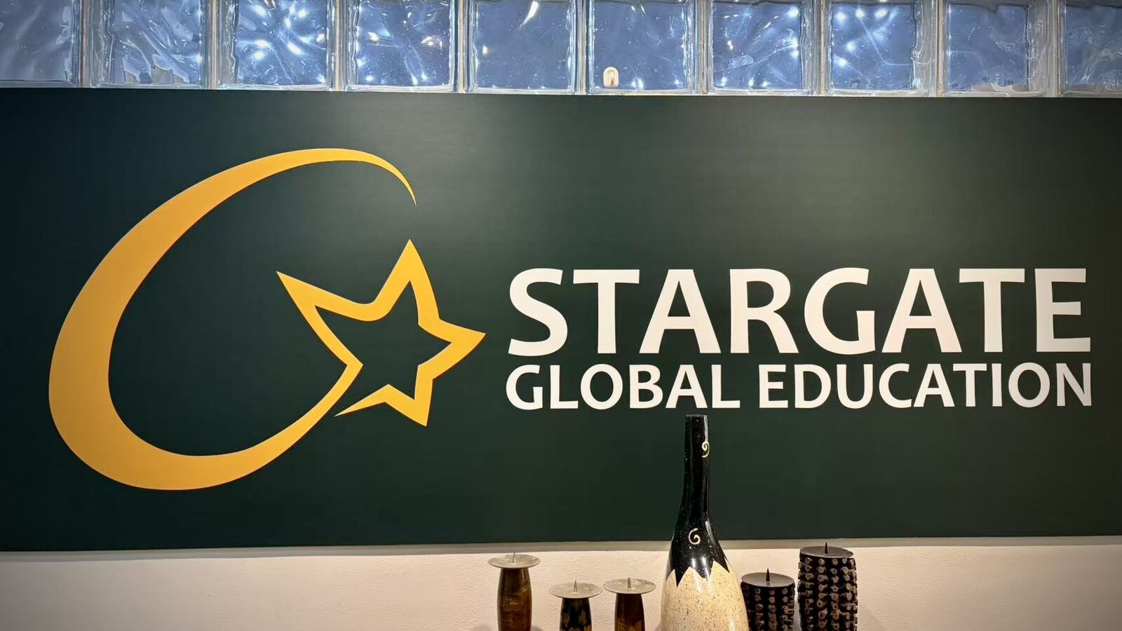 Вывеска с логотипом Stargate внутри школы